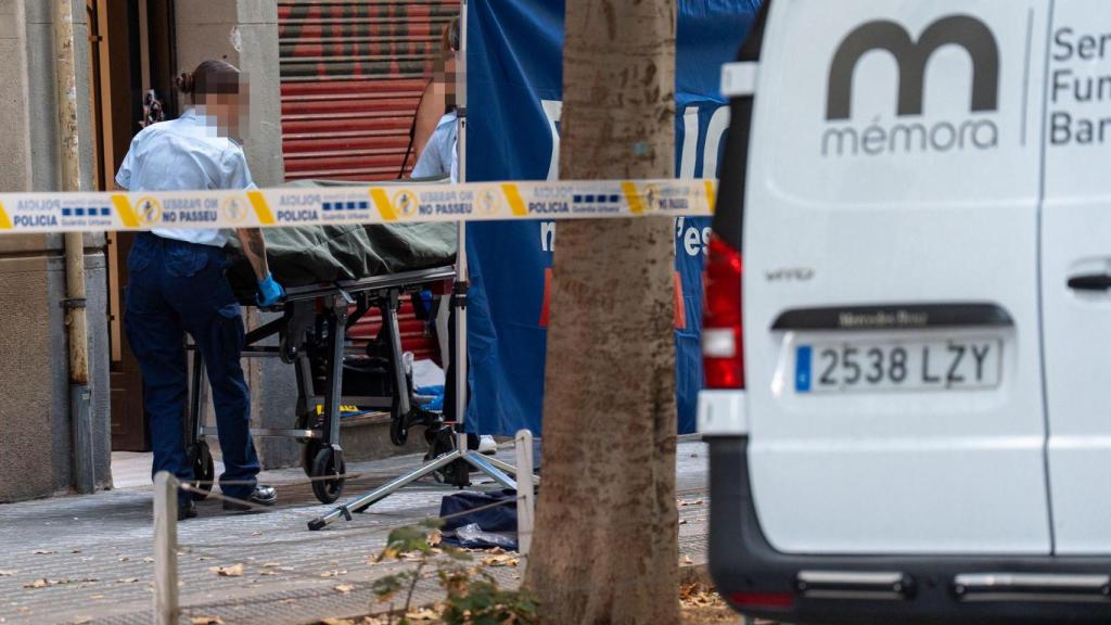 El cadàver de l'home al qual van disparar al carrer Consell de Cent de Barcelona