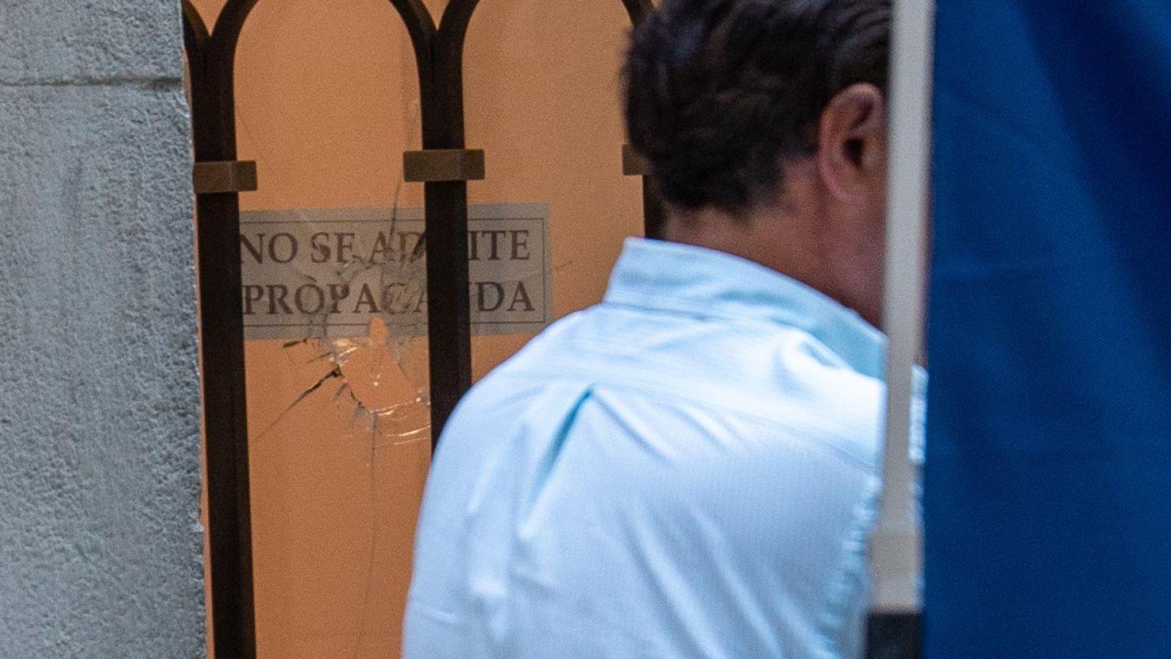 Daños en el portal del domicilio de Consell de Cent tras el tiroteo