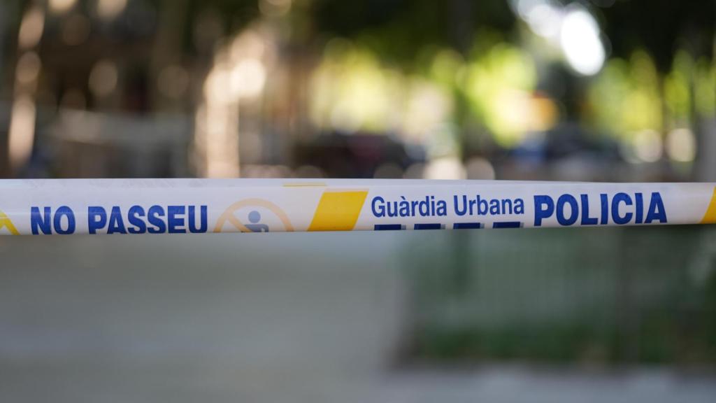 Cinta de la Guardia Urbana frente a la calle Consell de Cent, 200, donde han matado de un tiro en la cabeza a una persona