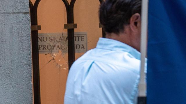 Daños en el portal del domicilio de Consell de Cent tras el tiroteo