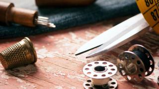 Así es la única escultura de España dedicada a los sastres: en la periferia de Barcelona