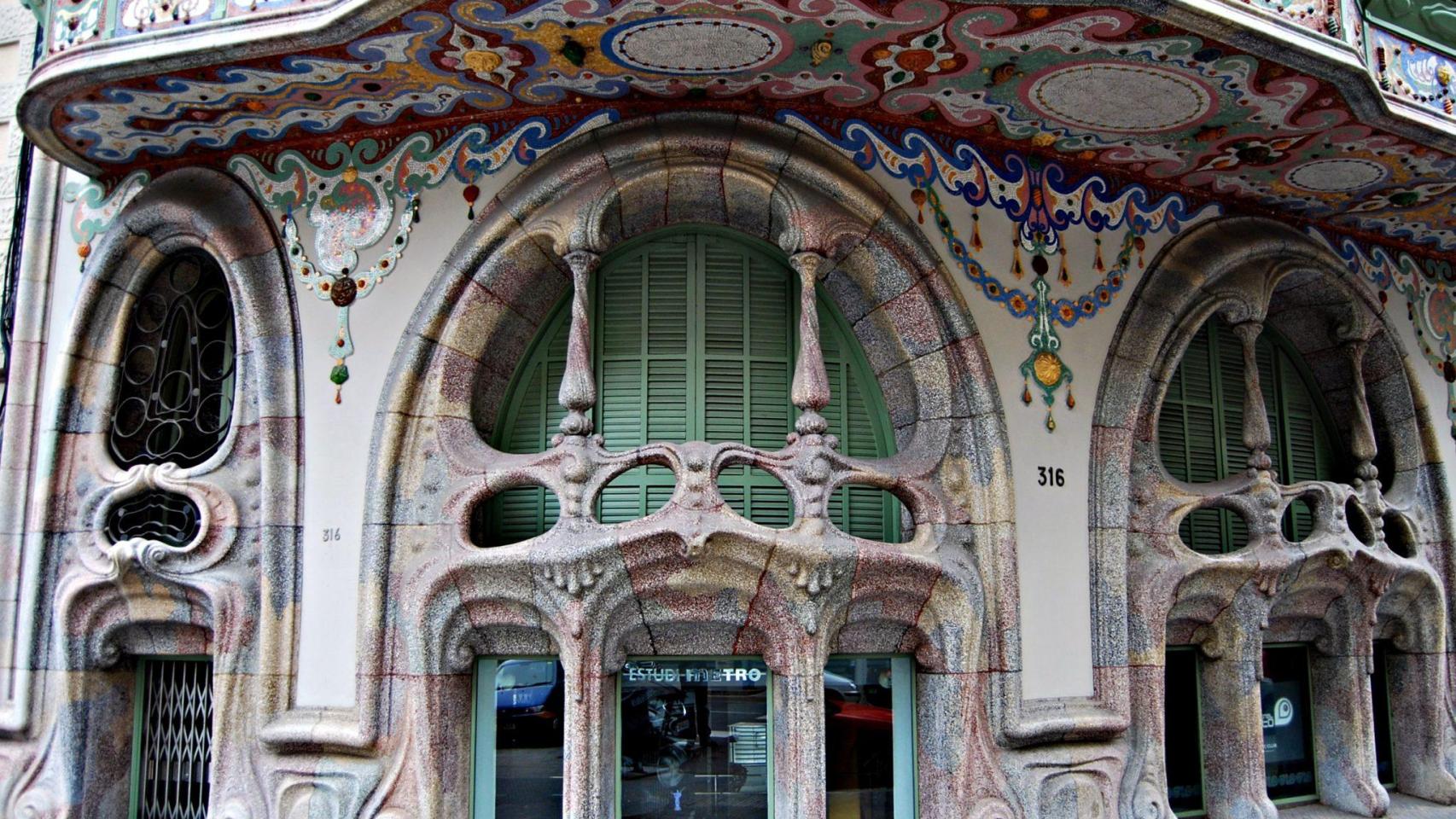 Fachada de la Casa Comalat