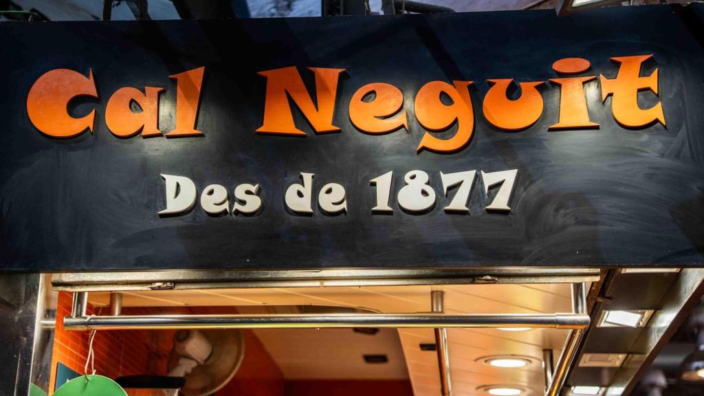 Cartell de la fruiteria Cal Neguit, a la Boqueria, oberta des de 1877