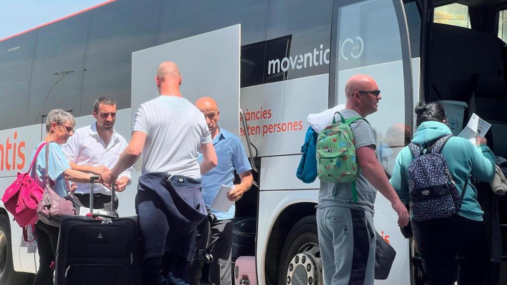 Personas se suben a un bus en una imagen de archivo