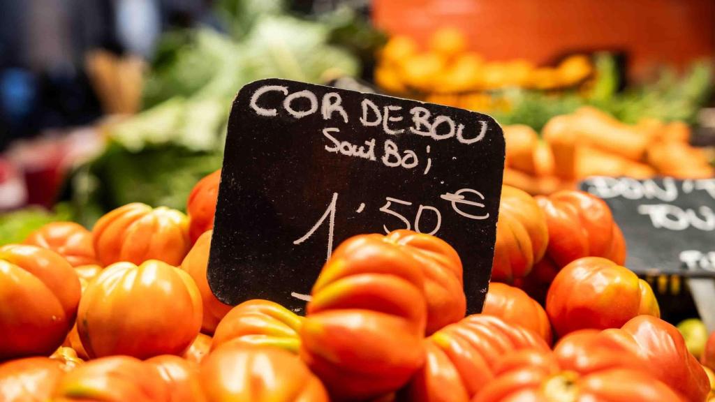 Un tomate de la frutería Cal Neguit en la Boqueria