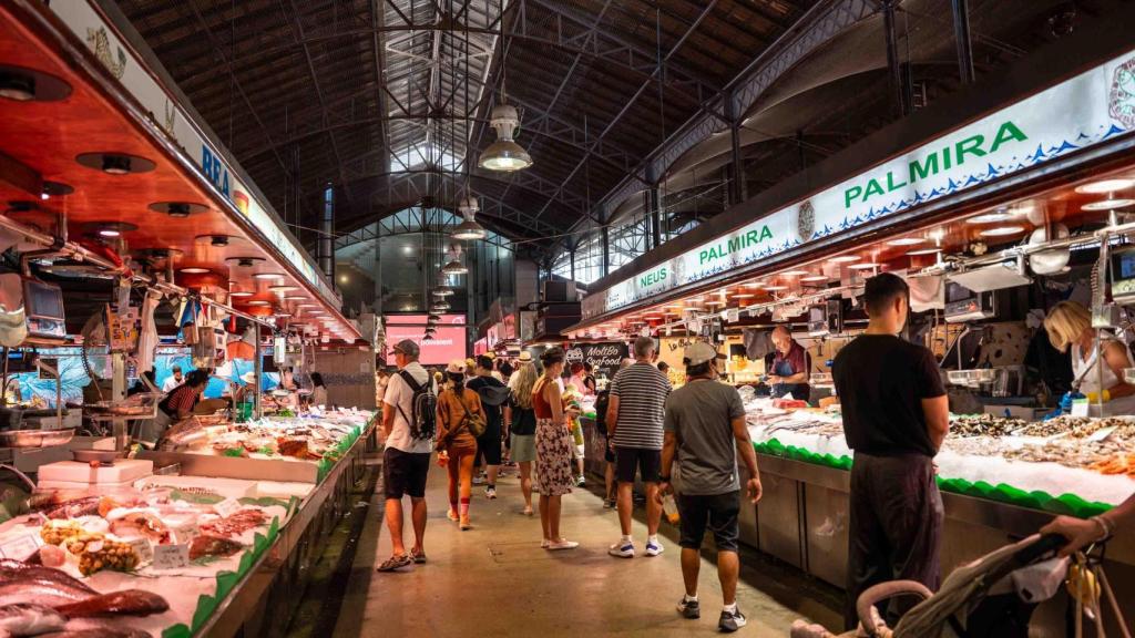 Un pasillo en el interior del mercado de la Boqueria