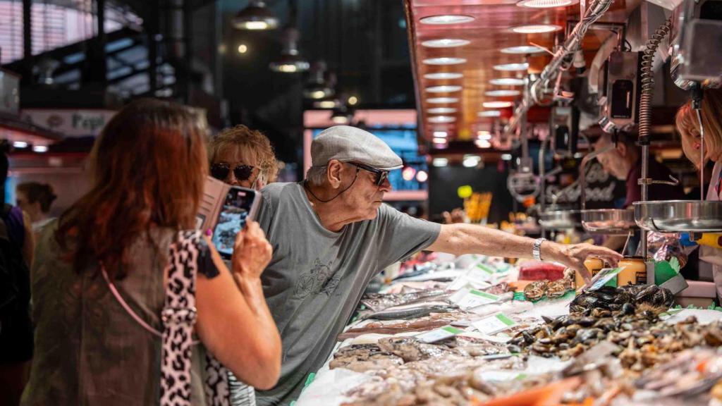Una parada de pescado fresco del mercado de la Boqueria de Barcelona