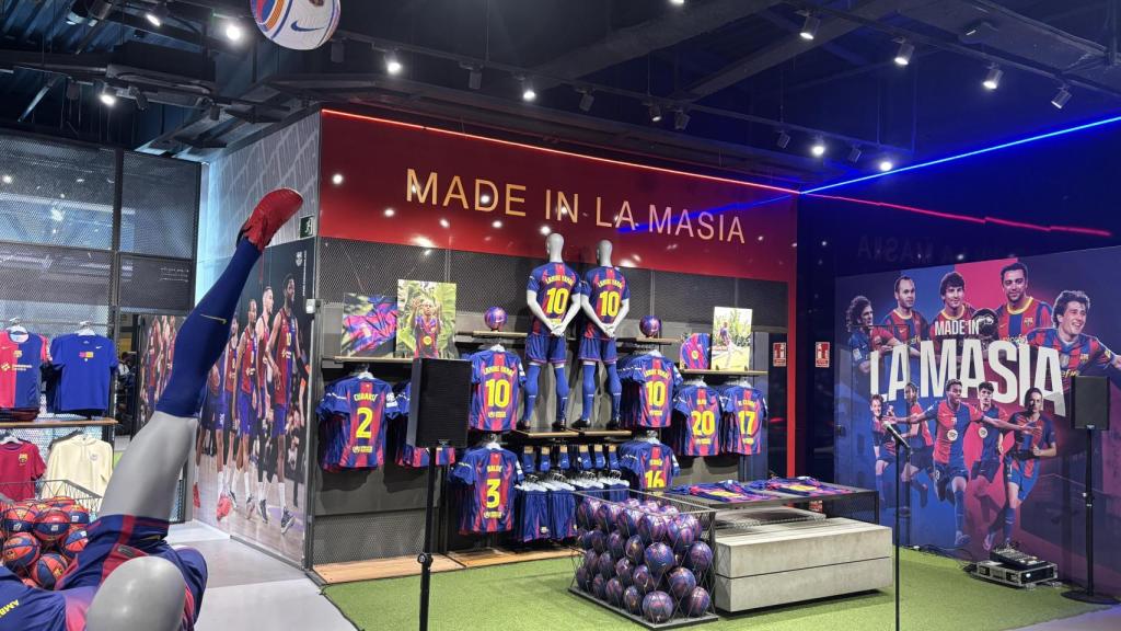 El interior de la tienda oficial del FC Barcelona con las nuevas camisetas y el dorsal '10' de Lamine Yamal