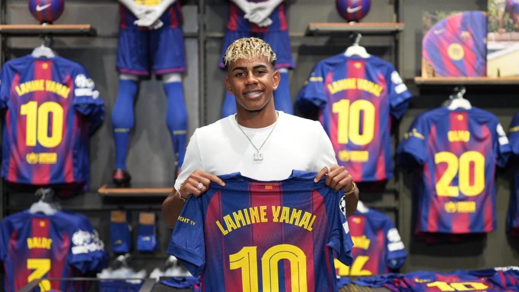 Lamine Yamal en el acto de su renovación y presentación de su nuevo dorsal
