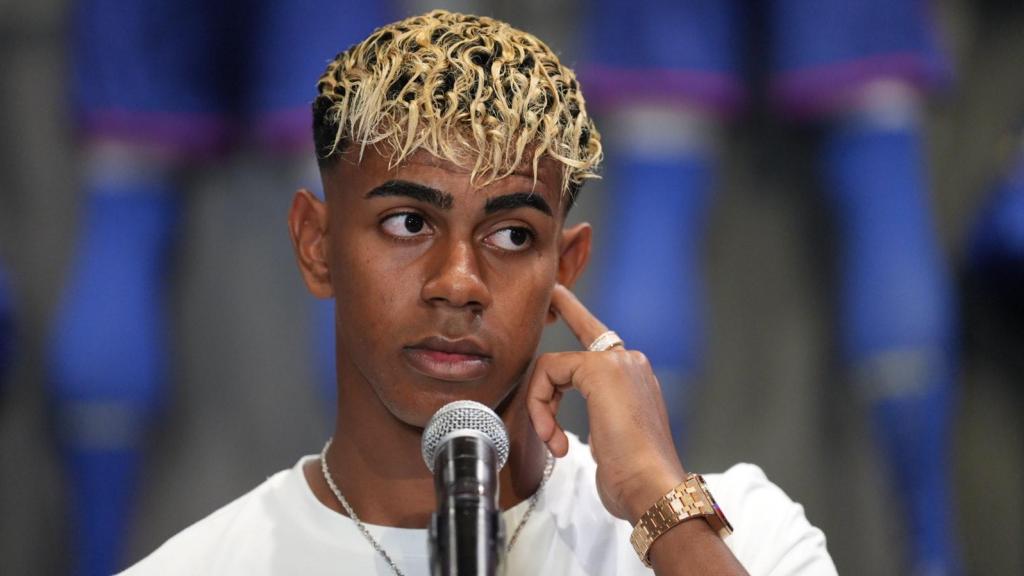 Lamine Yamal en el acto de su renovación y presentación del nuevo dorsal