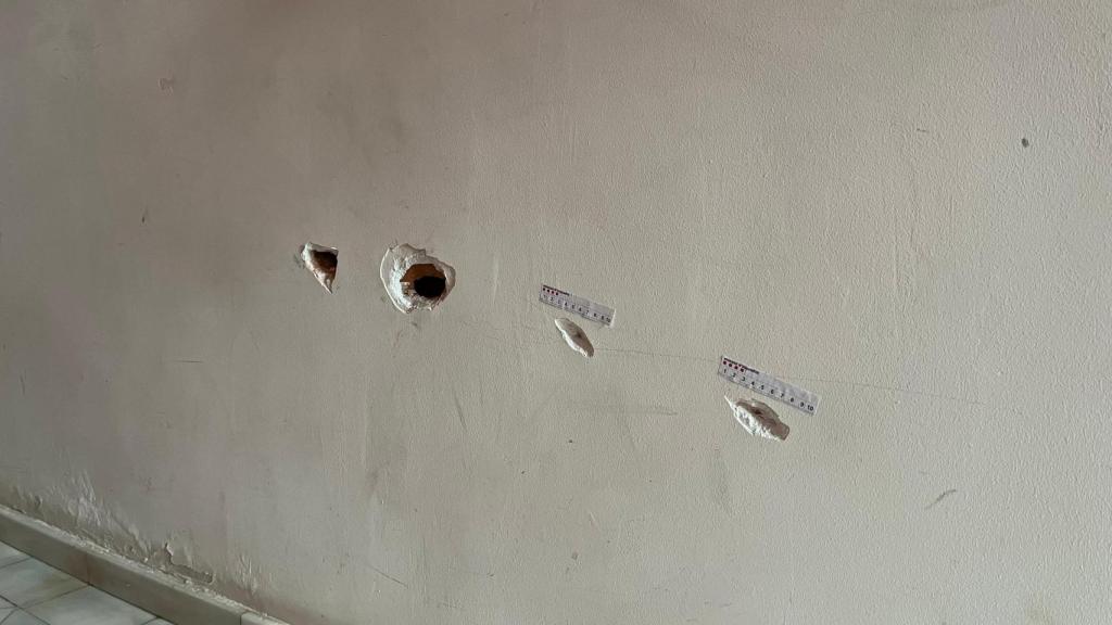 Marcas de los disparos en el portal de la calle Consell de Cent donde han sucedido los hechos