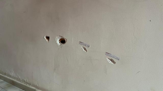 Marcas de los disparos en el portal de la calle Consell de Cent donde han sucedido los hechos