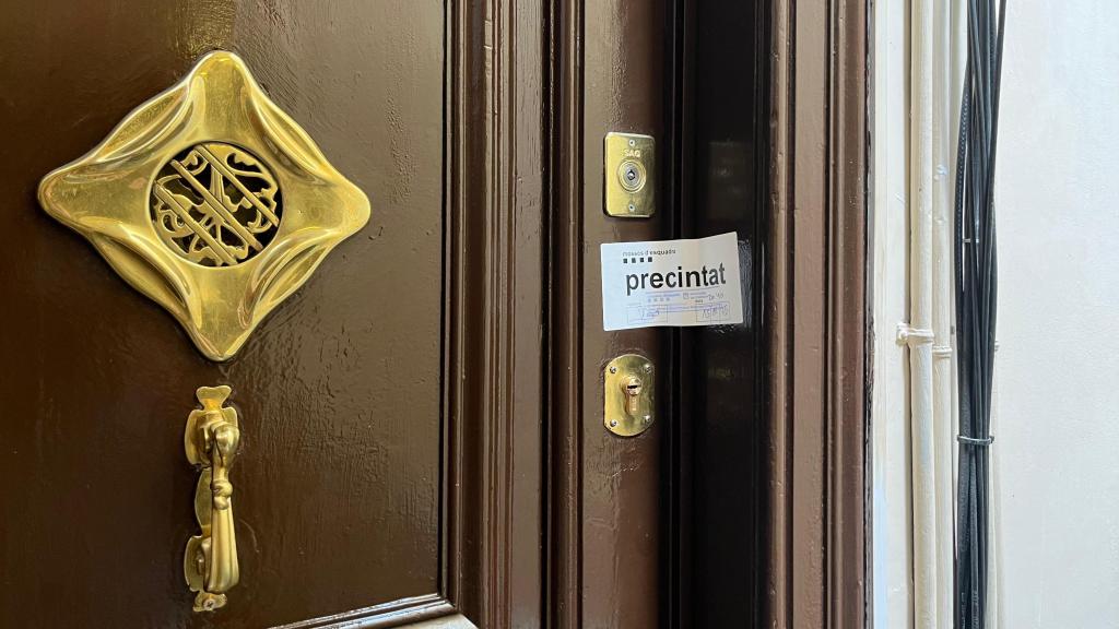 Piso precintado de la calle Consell de Cent donde han sucedido los hechos