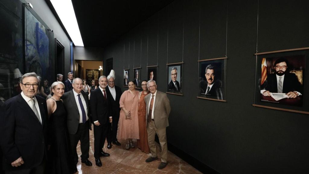Collboni y los alcaldes de Barcelona en la inauguración de la 'Galeria dels Alcaldes' en el Ayuntamiento