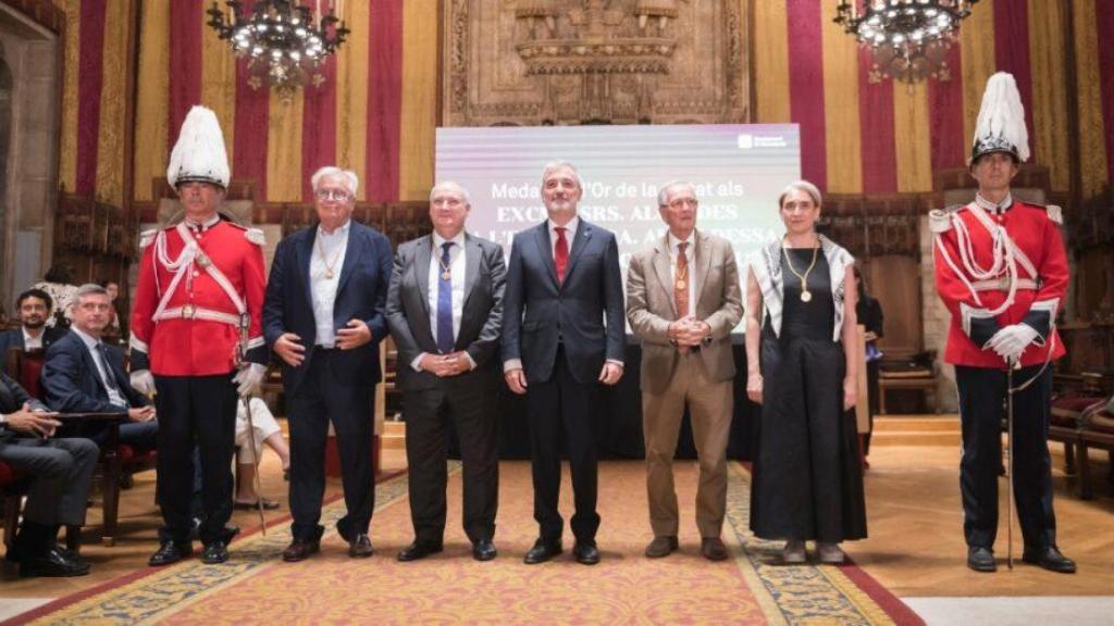 Collboni entrega la Medalla de Oro a los alcaldes y alcaldesa de Barcelona