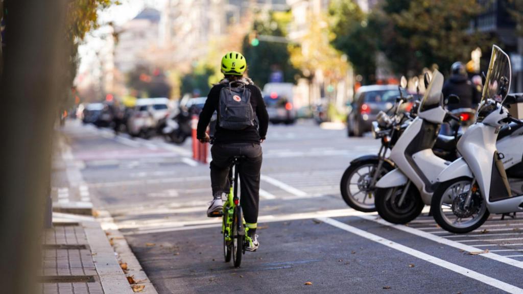 Una persona circulant en bicicleta pels carrers de Barcelona