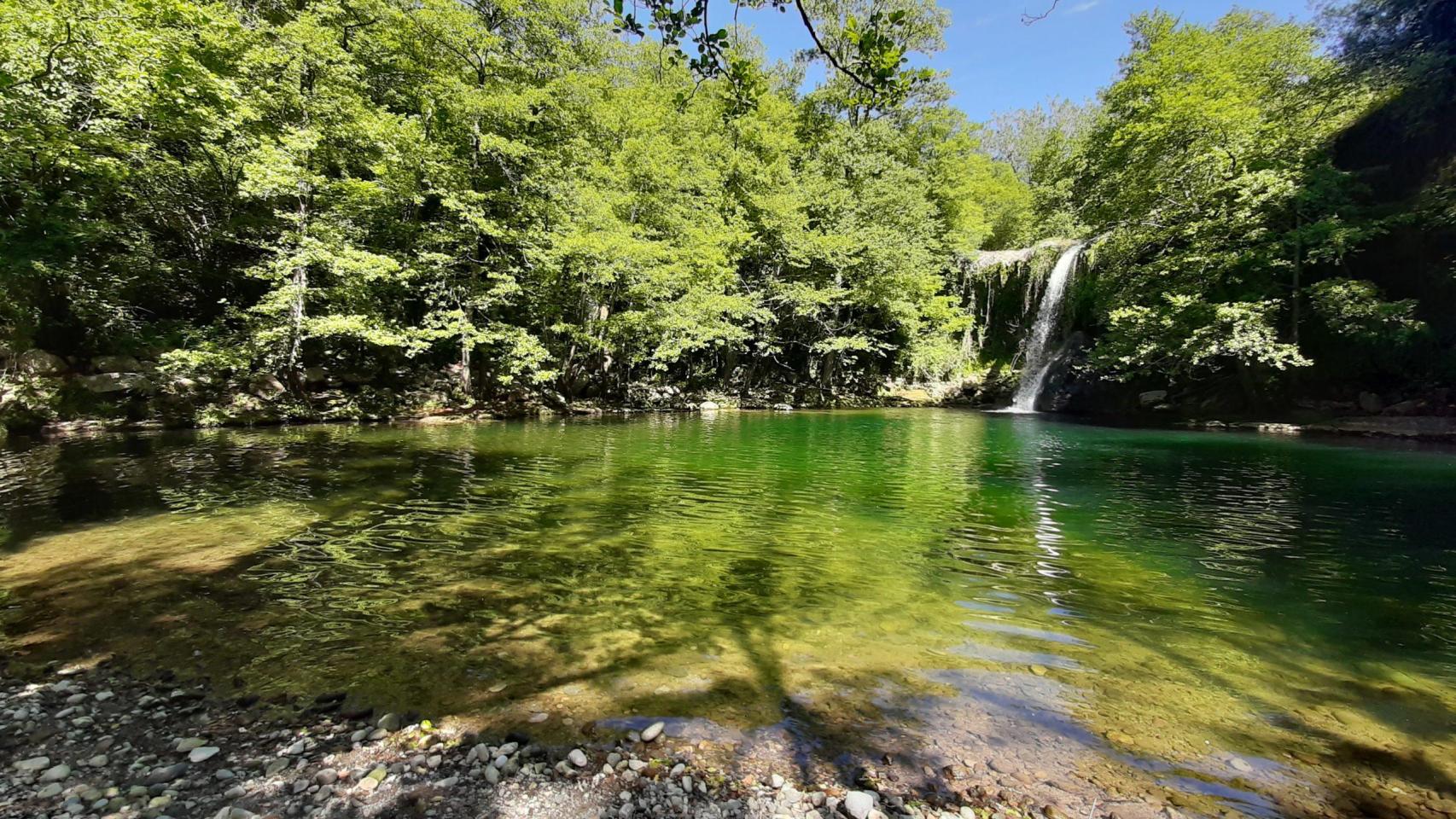 La popular ruta de montaña que garantiza el baño en una increíble piscina natural