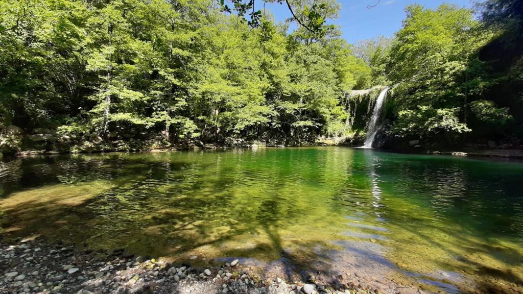 La popular ruta de montaña que garantiza el baño en una increíble piscina natural