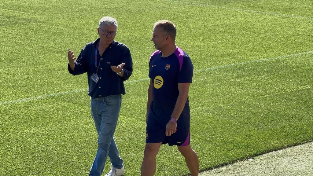 Hansi Flick y Gabriel Martínez, Dircom del Barça, charlan sobre el césped de la Ciutat Esportiva