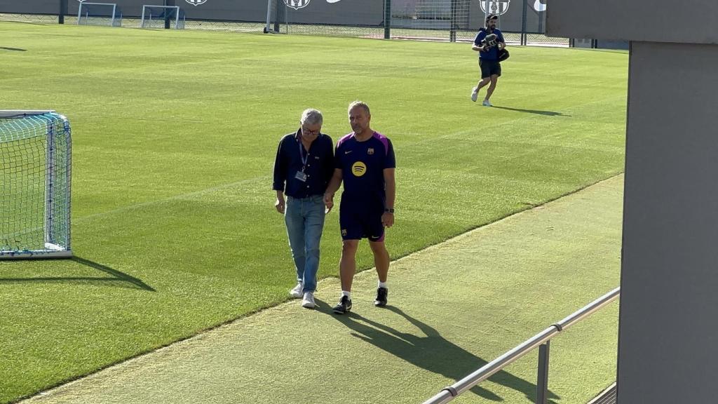 Hansi Flick y Gabriel Martínez, Dircom del Barça, charlando