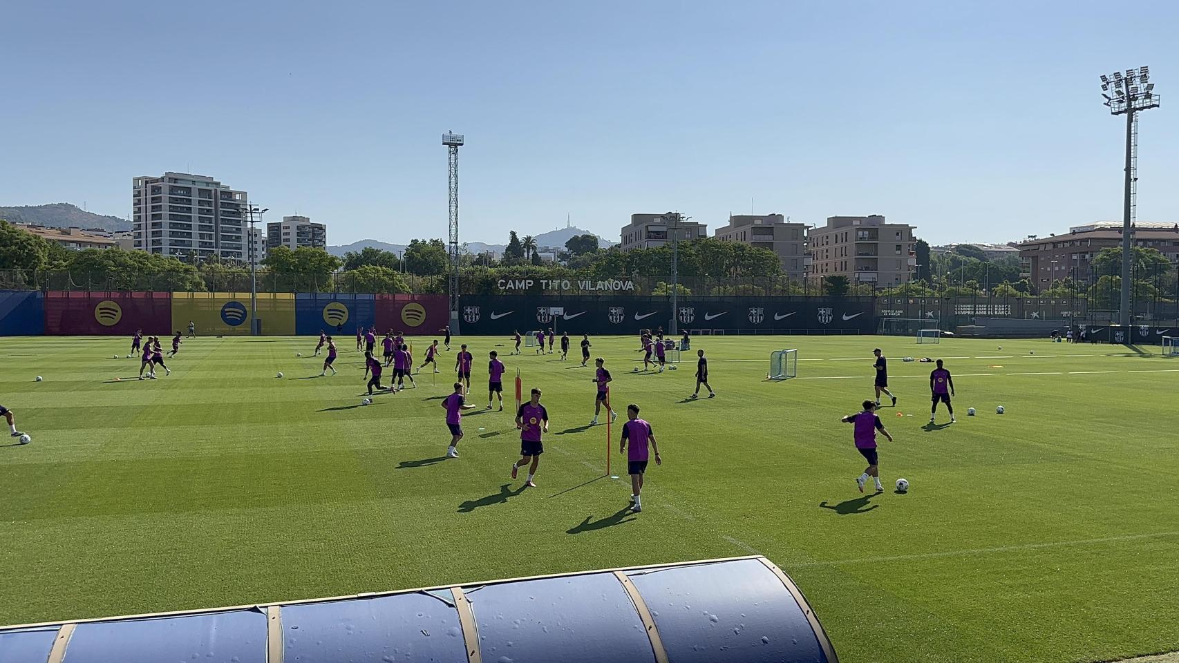 Los jugadores del FC Barcelona entrenan sobre el césped de la Ciutat Esportiva Joan Gamper