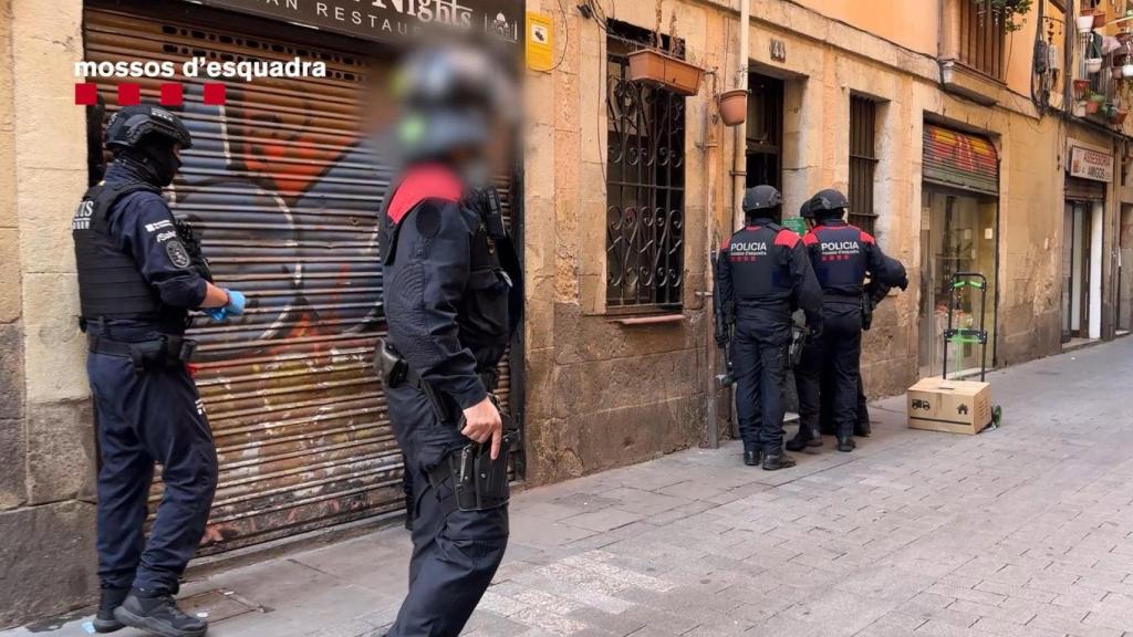 Efectius d'Ordre Públic dels Mossos d'Esquadra abans d'una entrada i escorcoll a un domicili del districte de Ciutat Vella de Barcelona