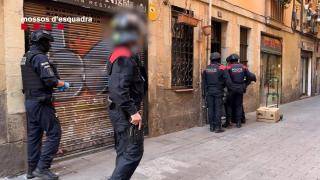 Efectivos de Orden Público de los Mossos d'Esquadra antes de una entrada y registro a un domicilio del distrito de Ciutat Vella de Barcelona