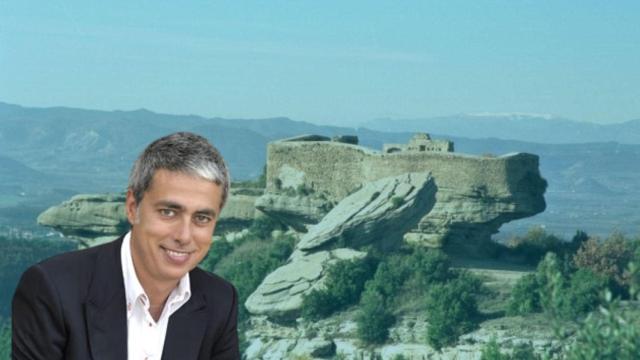 Montaje de Albert Om con el castillo de su pueblo de fondo