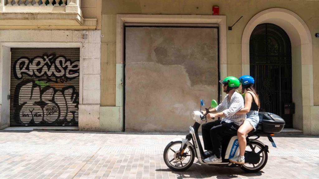 El OG Weed Club del pasaje Marimon tapiado tras el orden de cierre del Ayuntamiento