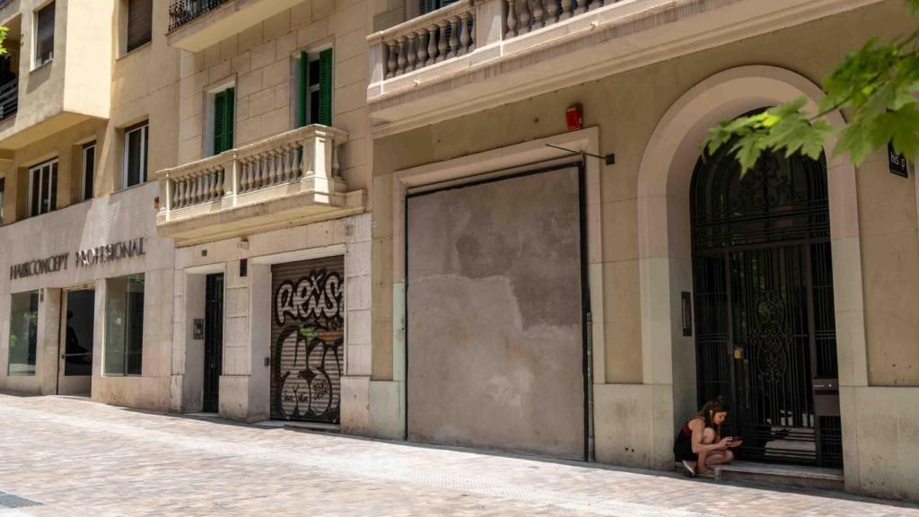 El OG Weed Club del passatge Marimon tapiat després de l'ordre de tancament de l'Ajuntament