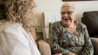 Dos empresas se reparten la atención domiciliaria en Barcelona: un pastel de 180 millones