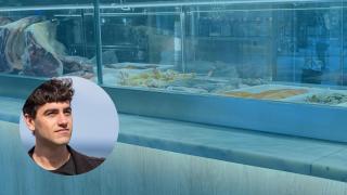 Fotomontaje del actor Àlex Monner con su restaurante favorito de fondo