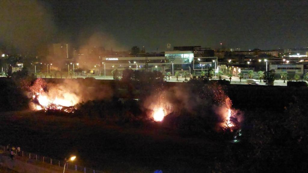 Incendio en unos matorrales y cañas al lado del río Besòs de madrugada