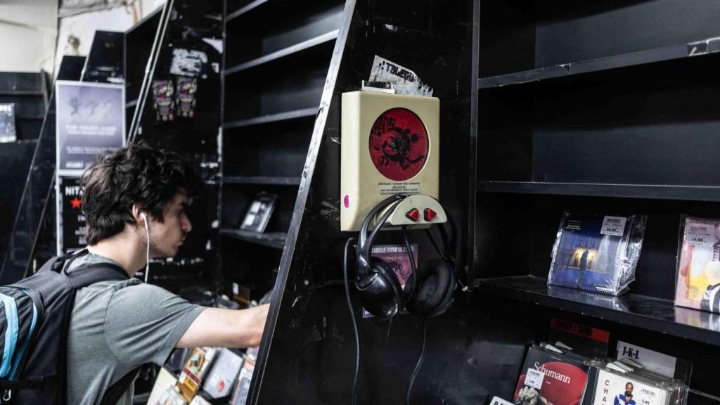 Un punt d'escolta a Discos Revolver