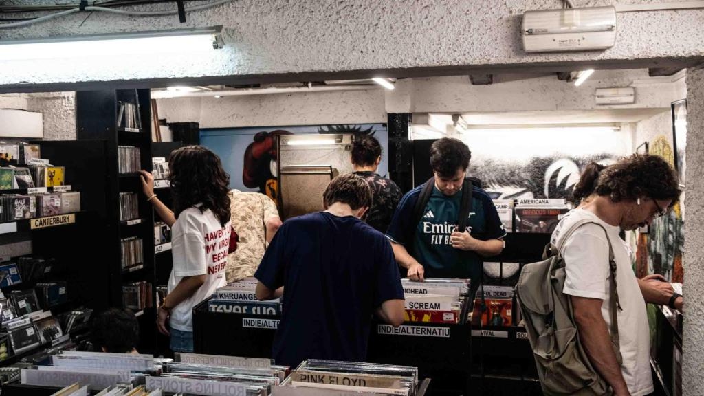 Interior de Revolver Records al carrer Tallers