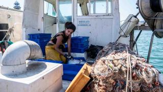Alba, la pescadora más joven de Barcelona