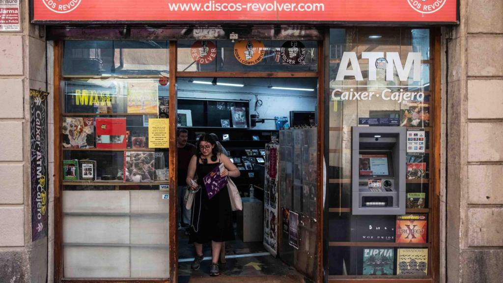 La mítica tienda Discos Revolver de la calle Tallers de Barcelona, a dos días de su cierre definitivo