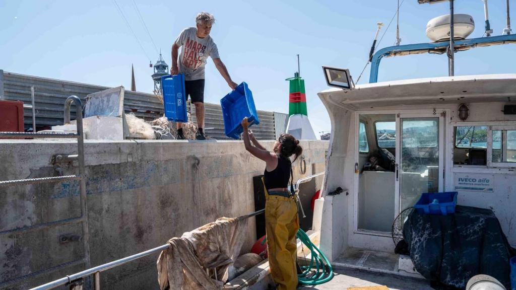 Rafa, el pare d'Alba donant-li les cubetes perquè pugui preparar el peix del dia