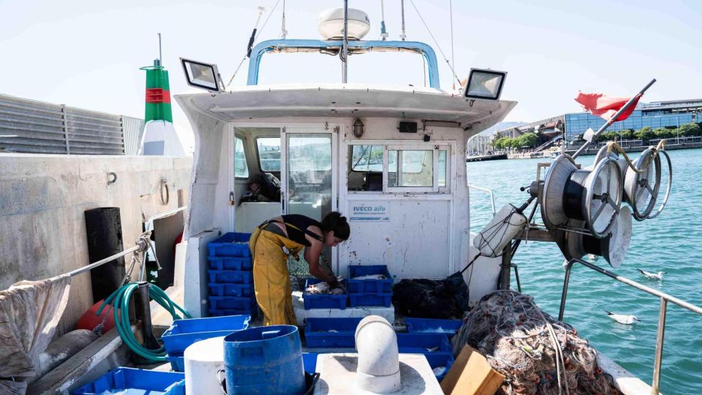 Una pescadora en el Port de Barcelona