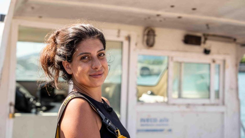 Alba, la pescadora más joven de Barcelona, durante la entrevista con Metrópoli