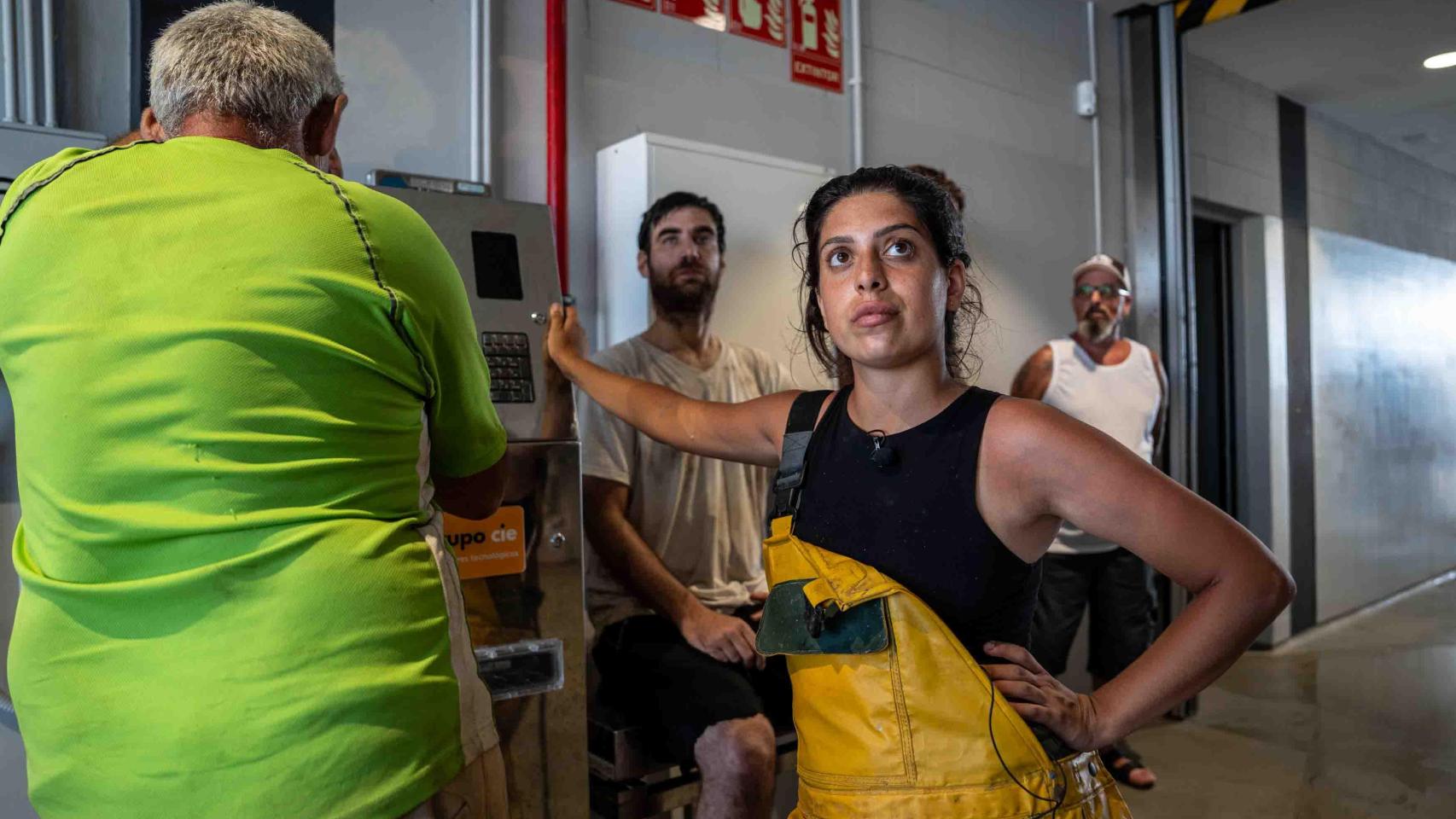 Alba, la pescadora más joven de Barcelona