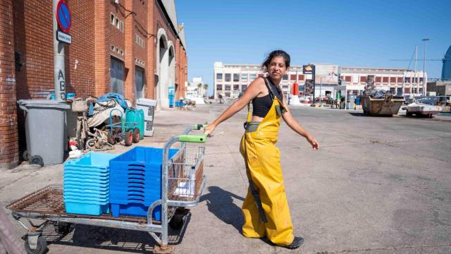 Alba, la pescadora más joven de Barcelona