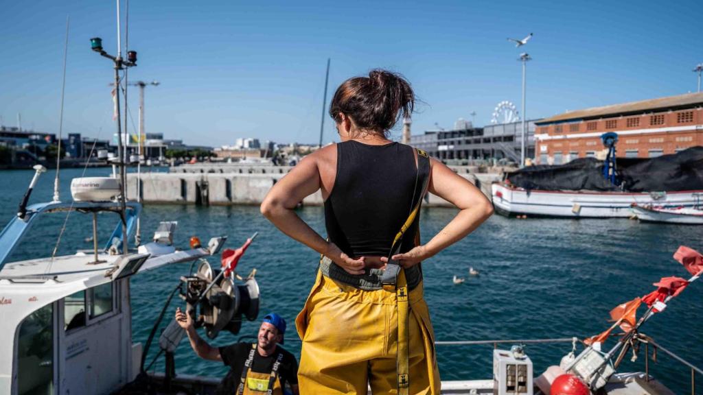 Alba, la pescadora més jove de Catalunya mirant des de dalt el seu vaixell