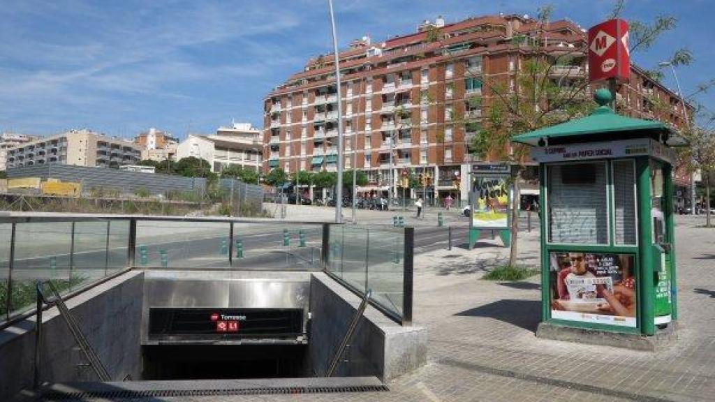 Un acceso a la estación de La Torrassa de la L1 del metro de Barcelona