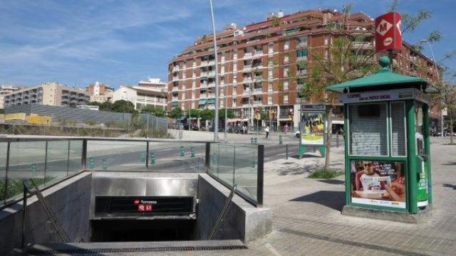 Un acceso a la estación de La Torrassa de la L1 del metro de Barcelona
