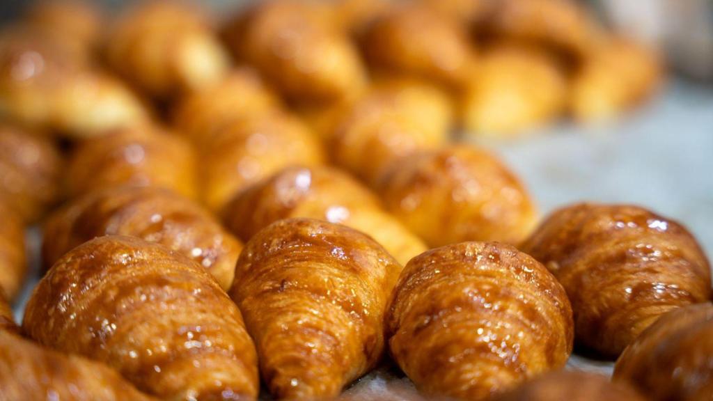 Una bandeja de los 'minis' de la croissantería Héctor recién hechos