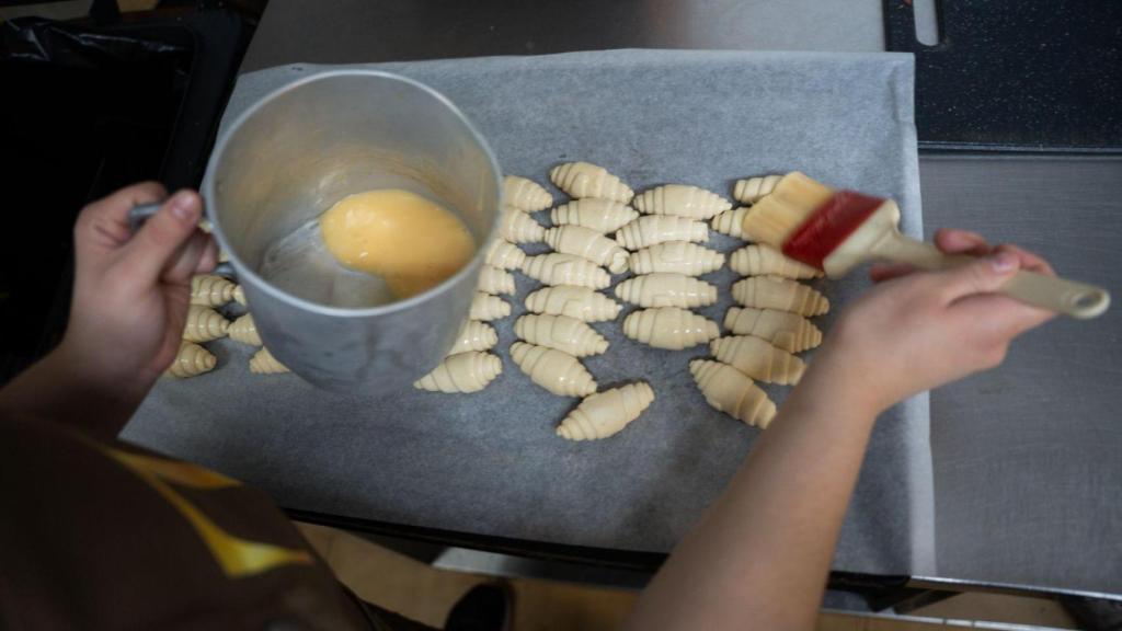Preparación de los 'minis' de la croissantería Héctor de Gavà