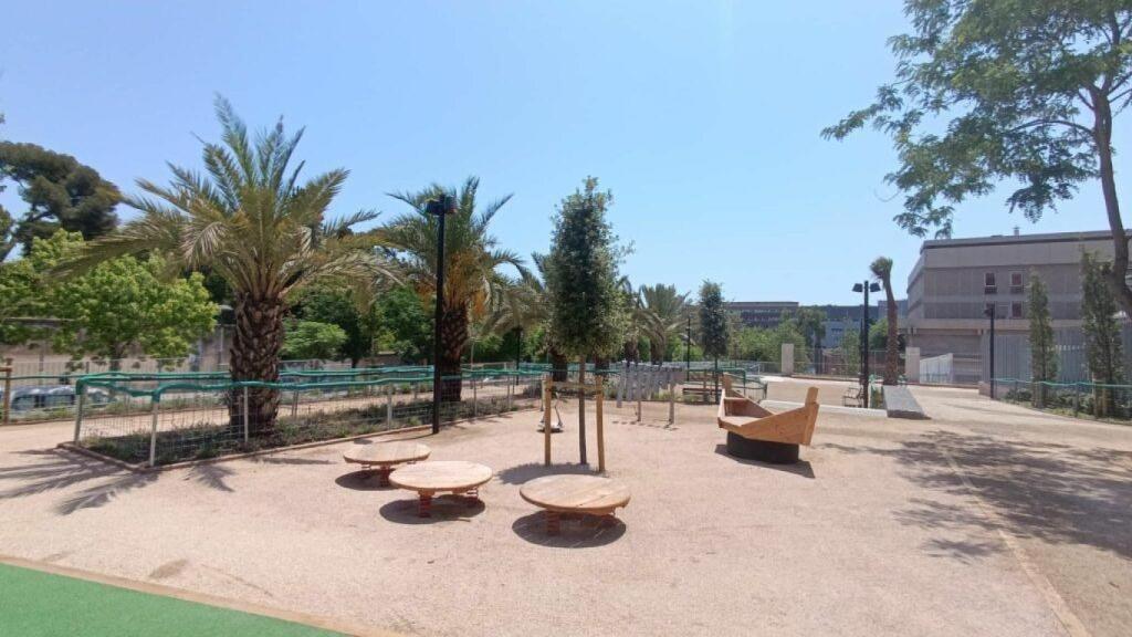 El nuevo parque de Pedralbes ubicado en la calle de John Maynard Keynes y el pasaje Josep Canals i Mercader