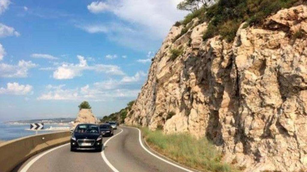 Imagen de la carretera C-31 por las costas del Garraf