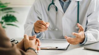 Un medico atiende a su paciente